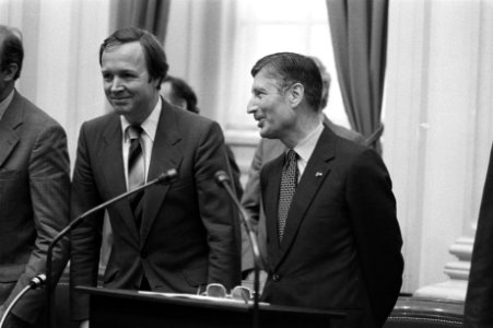 Regeringsverklaring kabinet Van Agt III Van Agt (r) en Terlouw (l), Bestanddeelnr 932-2019