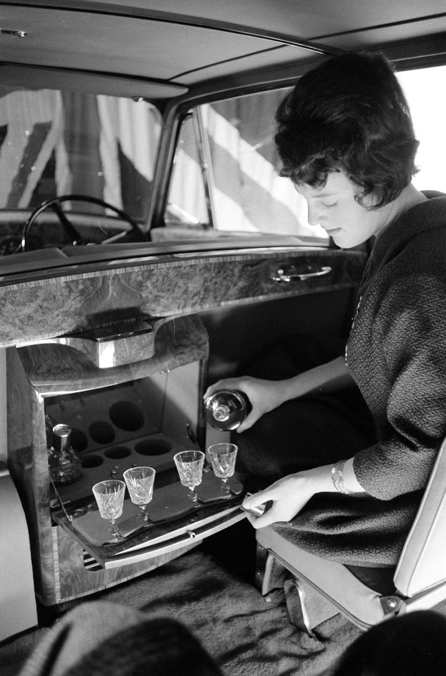 Rolls-Royce tentoonstelling in RAI-gebouw Bar in de leuning van de Phantom V, Bestanddeelnr 913-2776