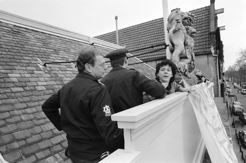 Minister Brinkman opent gebouw Fonds voor Beeldende Kunsten in Amsterdam politi, Bestanddeelnr 934-1969