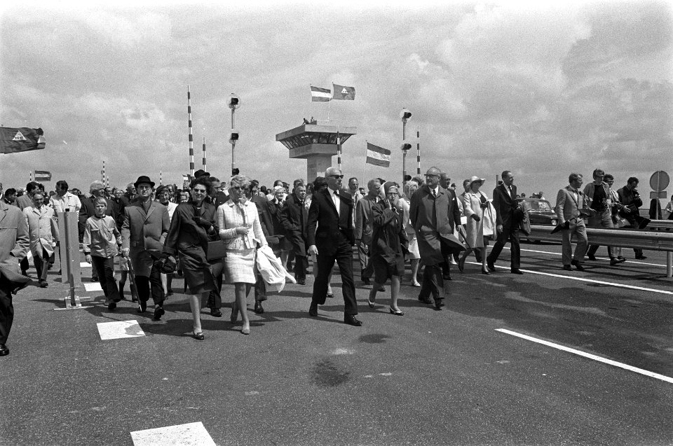 Minister Bakker opent Ketelburg, tussen Noordoostpolder en Oostelijk-Flevopolder, Bestanddeelnr 923-6709