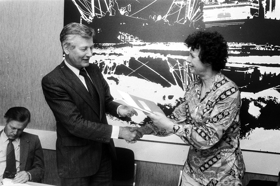 Minister De Koning (Sociale Zaken) (l) en voorzitter van de Raad Mw. Pijkel Sch…, Bestanddeelnr 932-5799