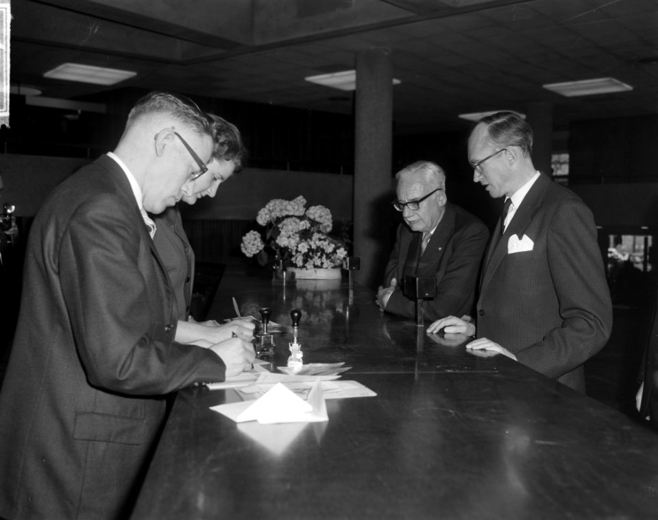 Minister van Financien prof mr H J Witteveen nieuwe kantoor van de spaarbank, Bestanddeelnr 916-3418