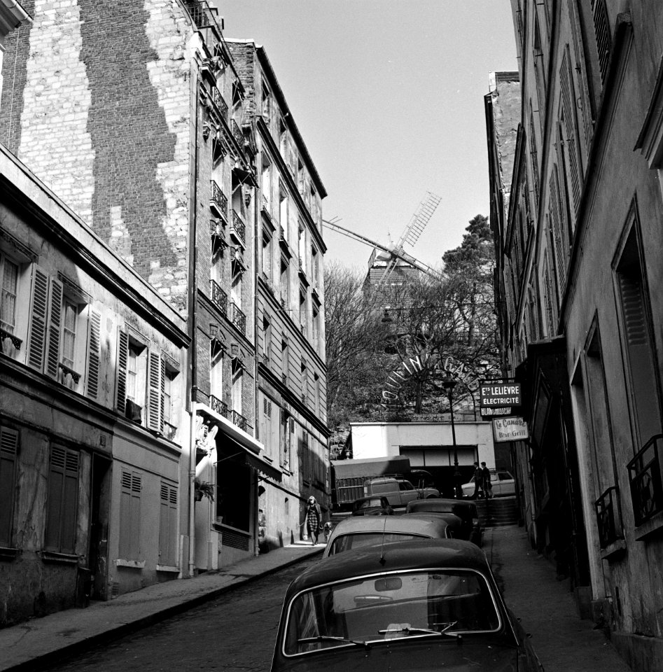 Rue Lepic in Montmartre, met aan het einde van de straat de Moulin de la Galette, Bestanddeelnr 254-0573