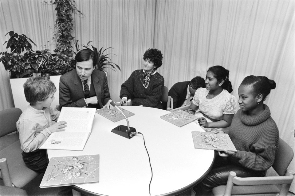 Minister Brinkman ontvangt 1e exemplaar sprookjesboek Anansi ( Den Haag ) minis, Bestanddeelnr 932-9349