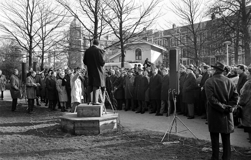 Minister Biesheuvel spreekt voor AR in de speakerscorner in Vondelpark, Bestanddeelnr 920-0756
