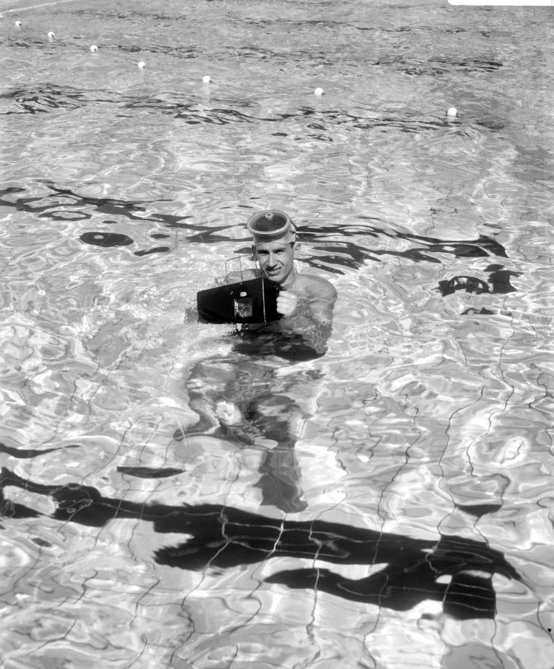 Ronnie Kroon met onderwatercamera, Kroon maakt zich gereed voor onder water, Bestanddeelnr 919-4625