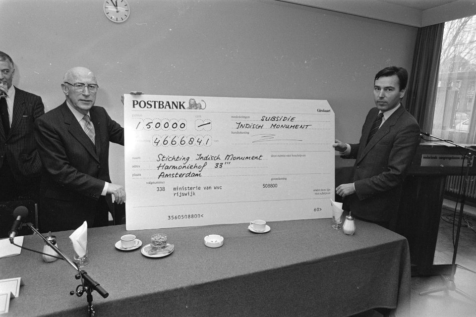 Minister Brinkman overhandigt (reuzen) cheque aan voorzitter Samkalden (l) van S, Bestanddeelnr 933-8389
