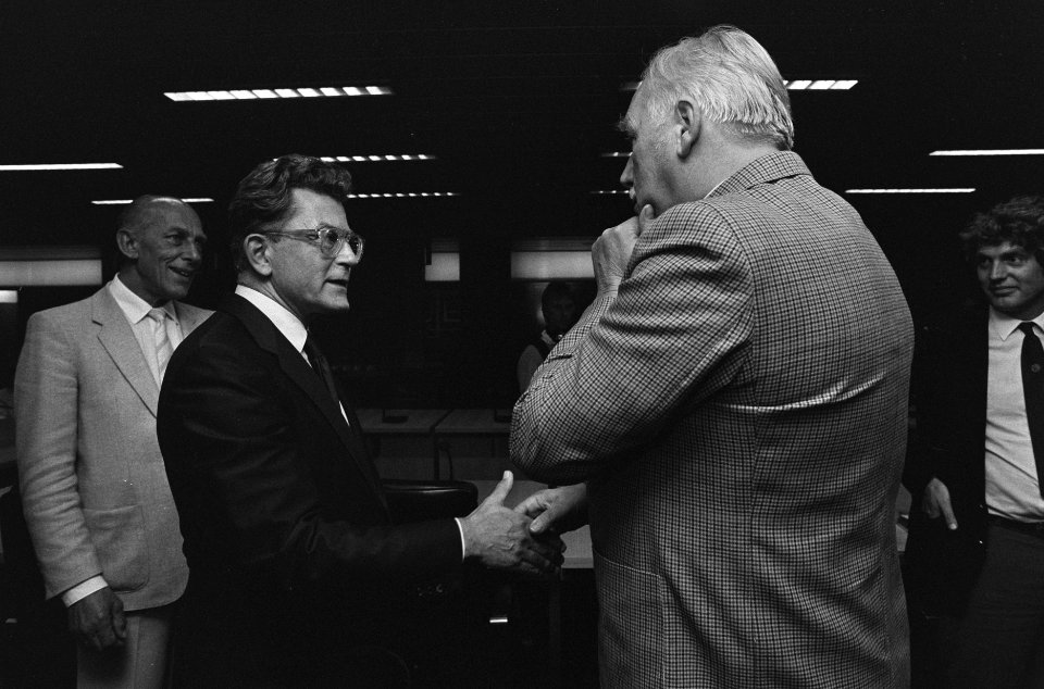Minister van Dijk van Binnenlandse Zaken (l) begroet ABVA-KABO voorzitter van de, Bestanddeelnr 933-7322