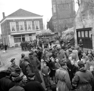 Minister Attlee (man in zwarte pak met hoed in het midden van de foto) in Seroos, Bestanddeelnr 900-2353