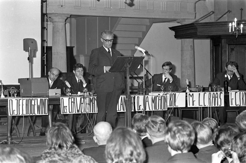 Minister B. Roolvink opent de K.S.D. '86 (Katholieke Studenten Dagen) in de West, Bestanddeelnr 921-0394
