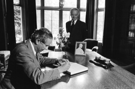 Minister Tuijnman (V en W) tekent namens regering condoleanceregister in verband, Bestanddeelnr 929-8479