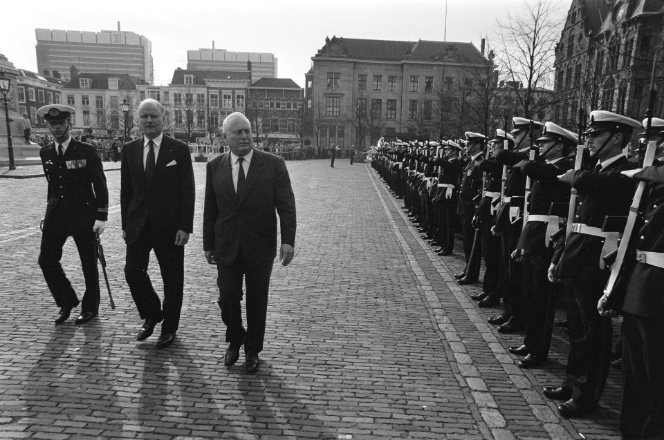 Minister Van Eekelen (m) en Franse minister Girand inspecteren erewacht op het P, Bestanddeelnr 933-9517