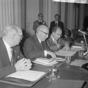 Minister van Justitie Samkalden (tweede van rechts) en rechts van hem minister-p, Bestanddeelnr 918-4334