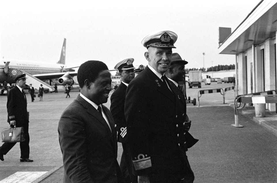 Minister van Marine van Nigeria dhr MBou uit Lagos op Schiphol aangekomen, Bestanddeelnr 915-3787