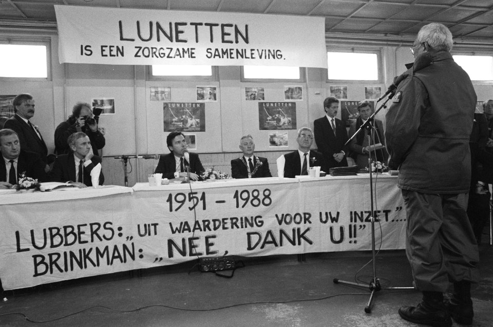 Minister Brinkman bezoekt Moluks woonoord Lunetten in Vught i.v.m. sluiting min, Bestanddeelnr 934-2077