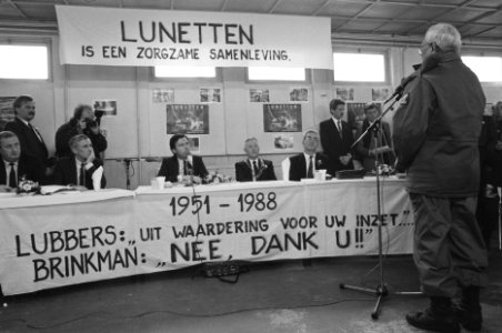 Minister Brinkman bezoekt Moluks woonoord Lunetten in Vught i.v.m. sluiting min, Bestanddeelnr 934-2077