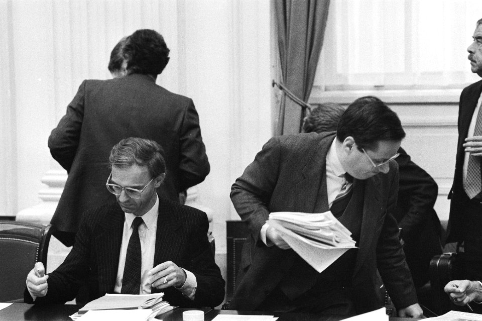 Minister Ruding (Financiën) (l) en minister Deetman (Onderwijs), Bestanddeelnr 932-7323