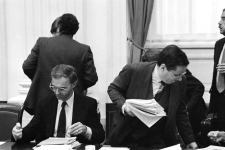 Minister Ruding (Financiën) (l) en minister Deetman (Onderwijs), Bestanddeelnr 932-7323