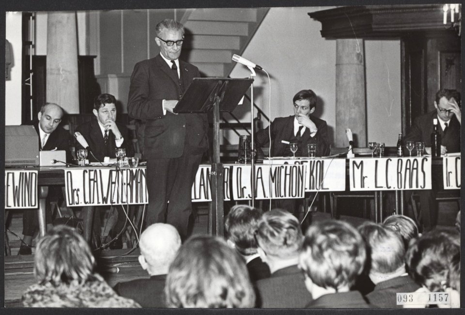 Minister B. Roolvink opent de K.S.D. '86 (Katholieke Studenten Dagen) in de West, Bestanddeelnr 093-1157