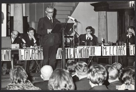 Minister B. Roolvink opent de K.S.D. '86 (Katholieke Studenten Dagen) in de West, Bestanddeelnr 093-1157