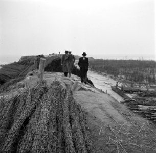 Minister Attlee tijdens een wandeling langs de vernielde kustverdediging, Bestanddeelnr 900-2350