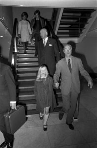 Minister Bakker terug uit Suriname op Schiphol wordt verwelkomd door kinderen Ja, Bestanddeelnr 922-1979