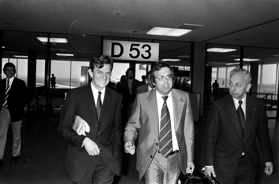 Minister Pronk terug uit Israel op Schiphol minister Pronk en ambassadeur Bar o, Bestanddeelnr 927-8770