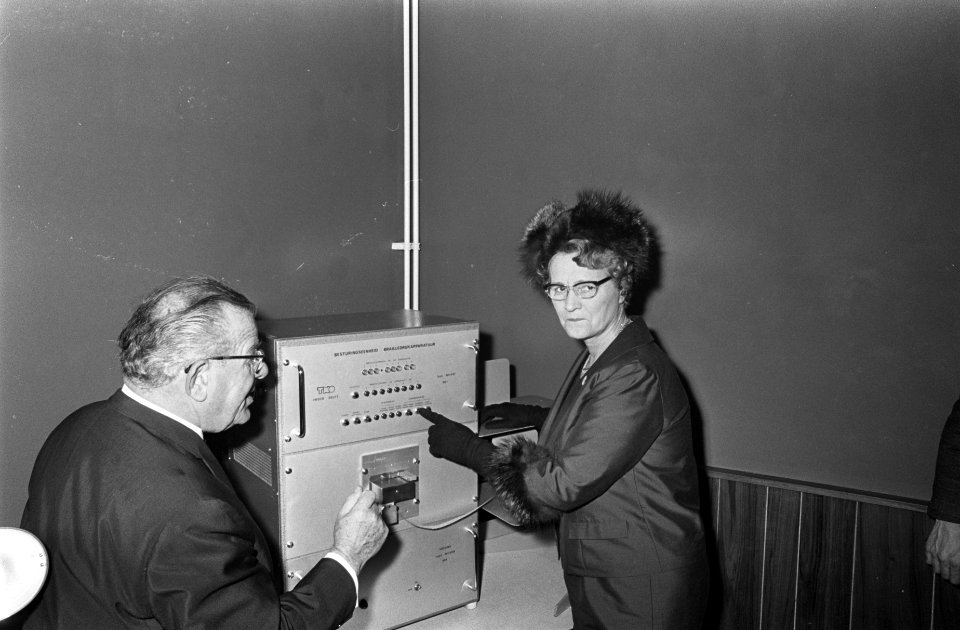 Minister Klompe braille drukmachine in Nederlandse Blindenbibliotheek in gebruik, Bestanddeelnr 921-2225