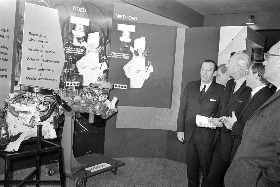 Minister Bakker opent autotentoonstelling in RAI, Amsterd minister Bakker bekijk, Bestanddeelnr 924-2601