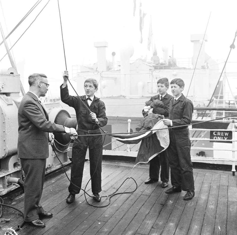 Minister Diepenhorst hees vlag op Engels schip Silicia overdracht schip aan Geme, Bestanddeelnr 918-7618