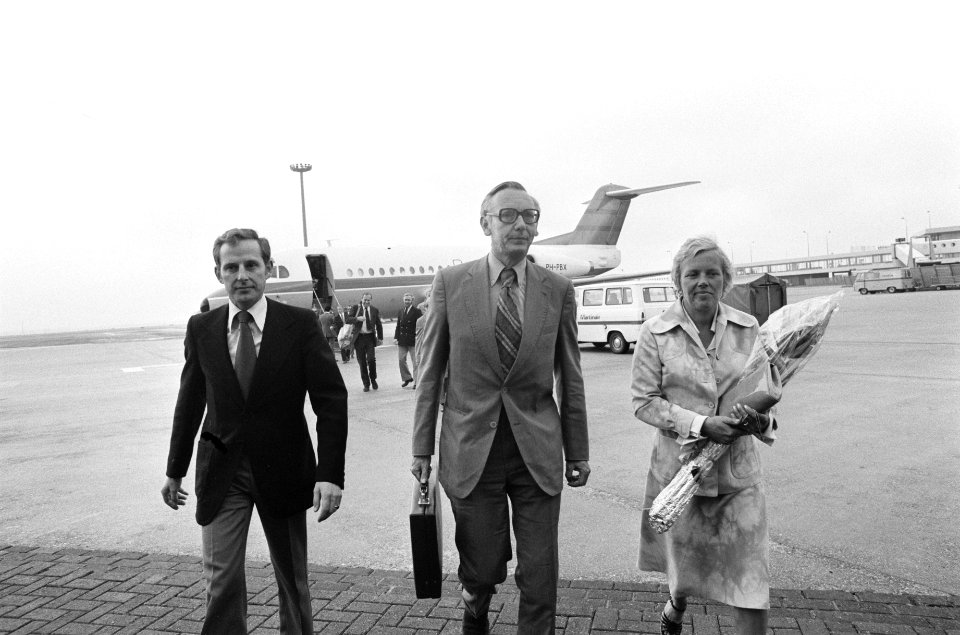 Minister Van der Stoel en echtgenote Annemarieke de Kanter terug uit Egypte bi, Bestanddeelnr 927-9185