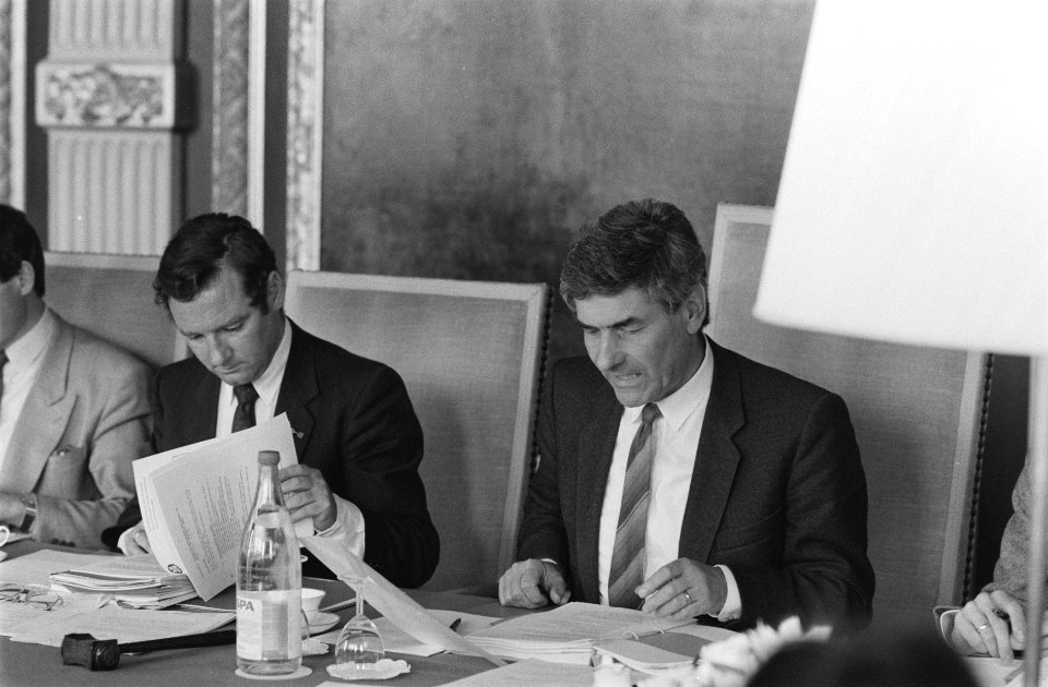 Minister Van Dijk (l) nam na zware hartoperatie portefeuille BiZa weer over van , Bestanddeelnr 933-9722