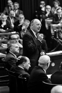 Minister van Financiën Vondeling tijdens zijn antwoord. Premier Cals grijpt naar, Bestanddeelnr 918-3128