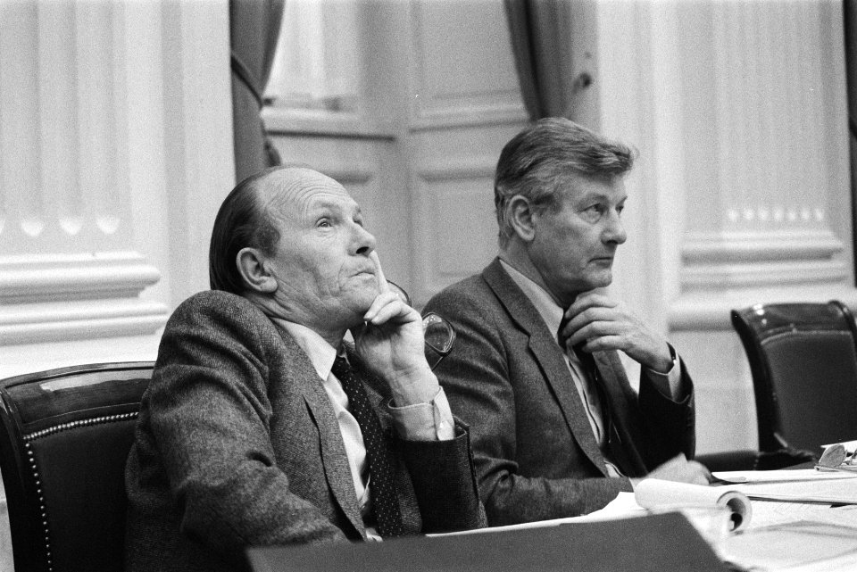 Minister Rietkerk (Binnelandse Zaken) (l) en minister De Koning (Sociale Zaken), Bestanddeelnr 932-7881