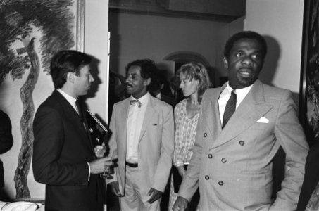 Minister Brinkman opent tentoonstelling van Surinaamse kunstenaars in Nieuwe Ker, Bestanddeelnr 933-4158