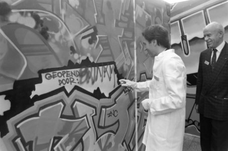 Minister Brinkman opent Uitzinnig en CPJ-jaar met graffit y, Bestanddeelnr 934-0740 photo