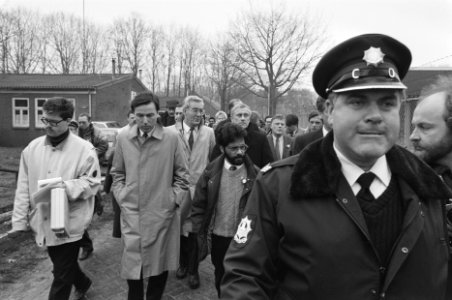 Minister Brinkman bezoekt Moluks woonoord Lunetten in Vught i.v.m. sluiting min, Bestanddeelnr 934-2079