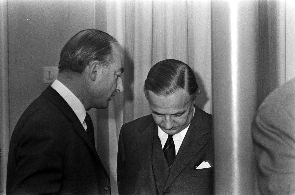 Minister president De Jong ontvangt van Henk Kersting (voorzitter buitenlandse p, Bestanddeelnr 922-9873