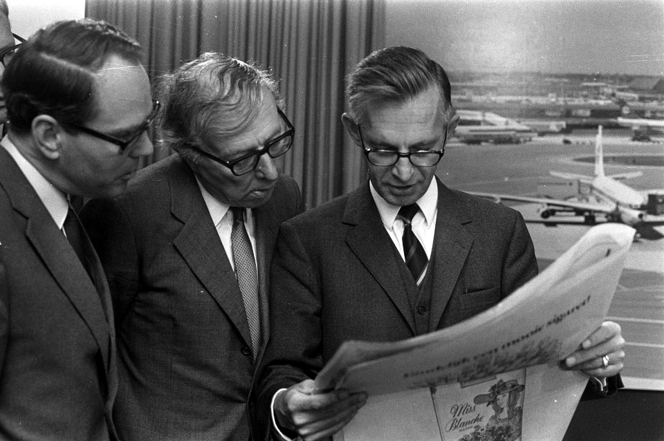 Minister van Financiën en viceminister-president Roelof Nelissen (r) en Jelle Zi, Bestanddeelnr 925-6958