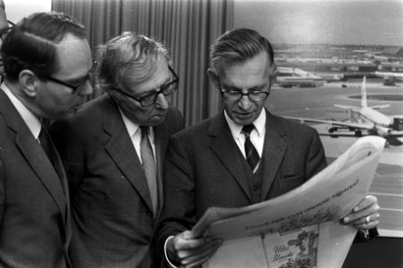 Minister van Financiën en viceminister-president Roelof Nelissen (r) en Jelle Zi, Bestanddeelnr 925-6958