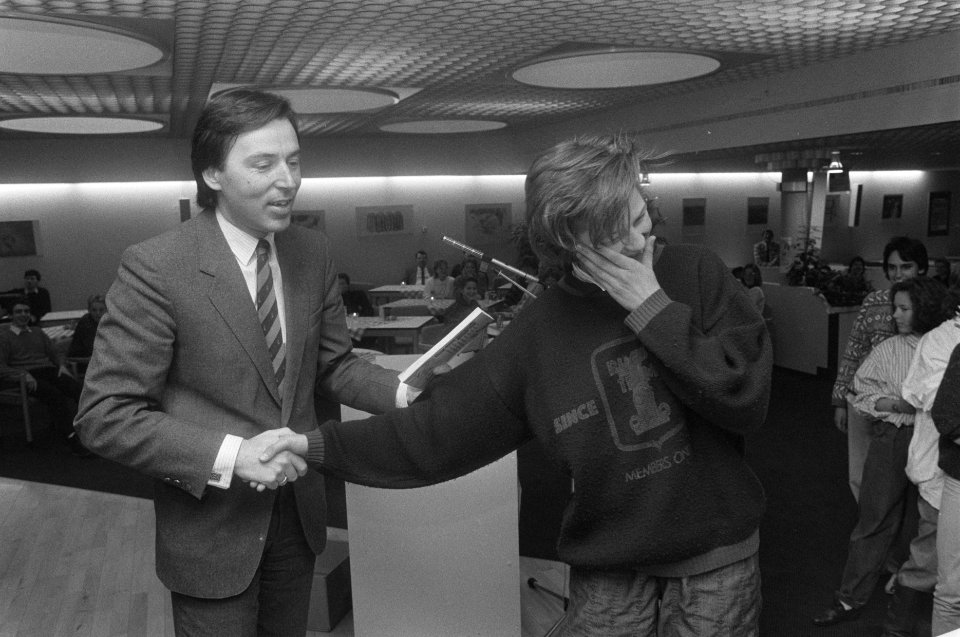 Minister Brinkman overhandigde in Den Haag boekje 16 of zo ... en alles wat jij, Bestanddeelnr 933-9218