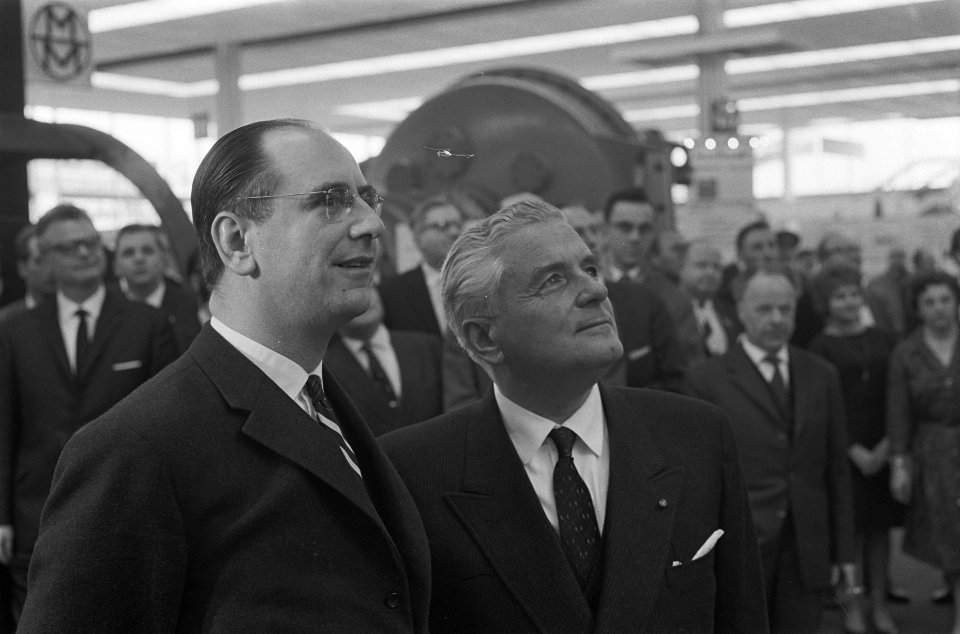 Minister van Economische Zaken drs J W de Pous voorjaarsbeurs in Utrecht geop, Bestanddeelnr 914-9147