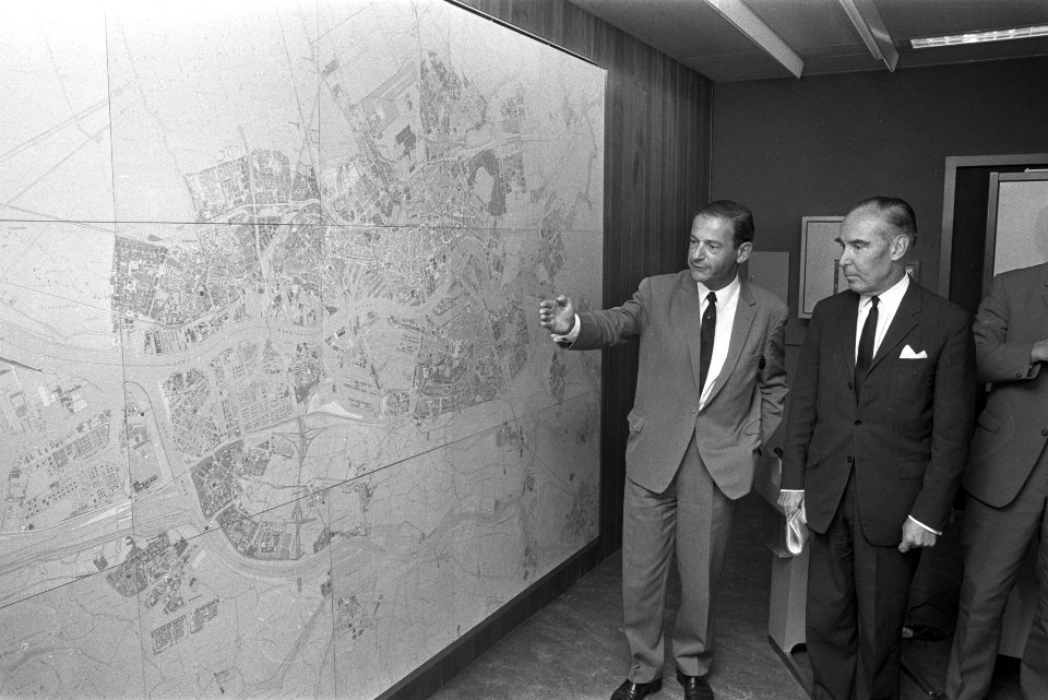 Minister Stuyt bezoekt Centrale Meld en Regelkamer in Schiedam, minister Stuyt (, Bestanddeelnr 924-9713