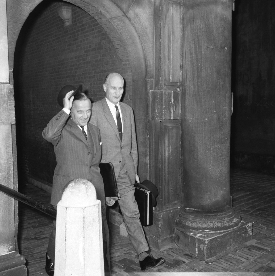 Minister van Defensie Piet de Jong (KVP) en minister zonder Portefeuille Theo Bo, Bestanddeelnr 919-6816