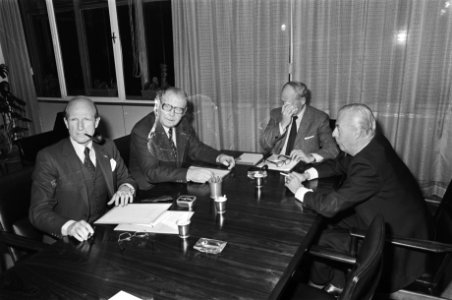 Minister Van Doorn heeft gesprek met voorzitter KNVB Meuleman 29, 30 Van Veen , Bestanddeelnr 928-9197
