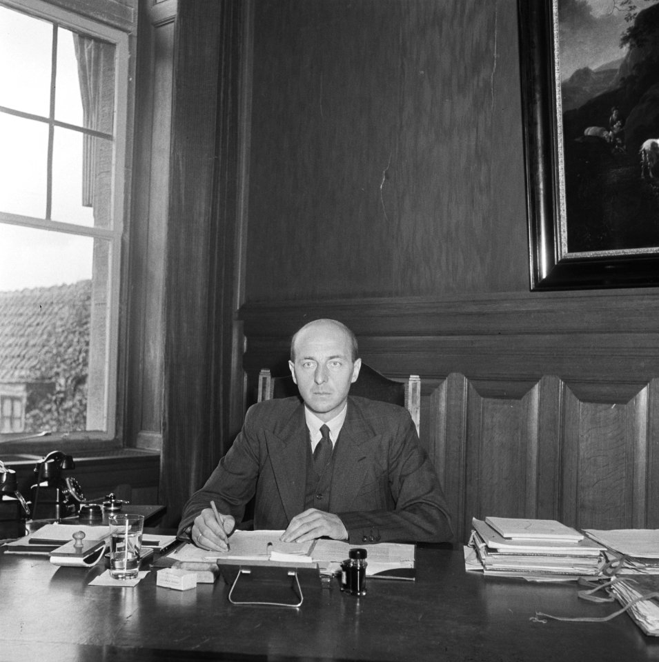 Minister Sicco Mansholt in zijn werkkamer op het ministerie van Landbouw, Bestanddeelnr 900-8705