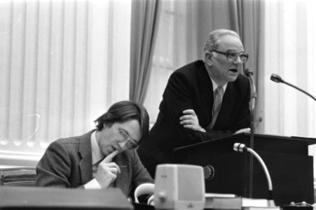 Minister Van der Stee (CDA, rechts) en staatssecretaris Kombrink (PvdA), Bestanddeelnr 931-8510