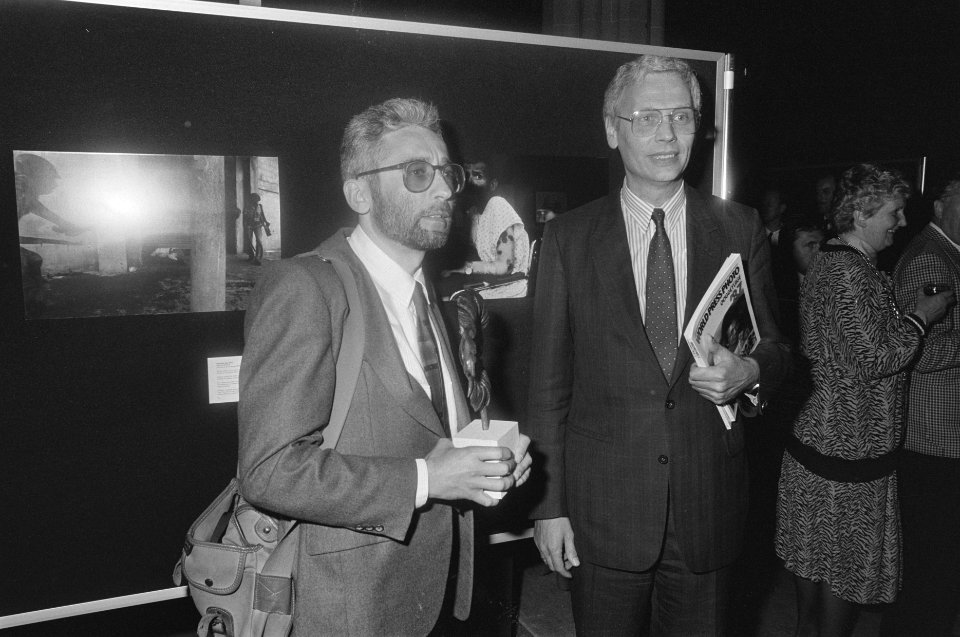 Minister Van den Broek reikt prijs uit aan World Press Photo 87 winnaar Alon Rei, Bestanddeelnr 933-9548