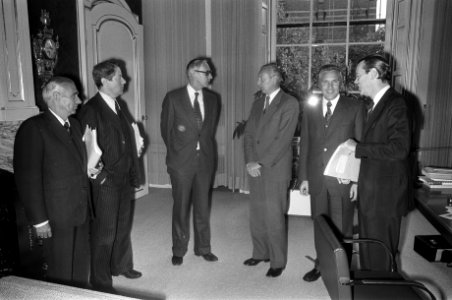 Minister Van der Stoel ontvangt onderminister Buitenlandse Zaken van de DDR, Nie, Bestanddeelnr 928-1966