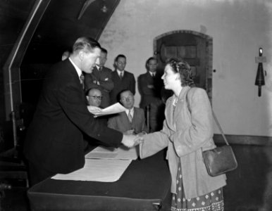 Minister van den Brink bezoekt Middenstandsexamen, Bestanddeelnr 902-9112